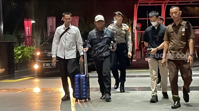 Tenteng Koper Biru, Bupati Lampung Tengah Tiba di Gedung KPK Usai Terjaring OTT: Saya di Rumah Saja