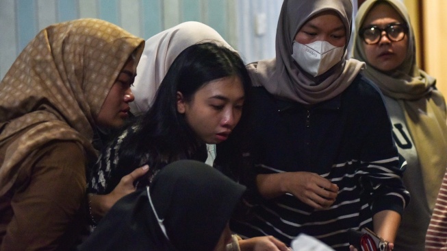 Keluarga korban kebakaran perusahaan nirawak menanyakan informasi kepada petugas di Pos DVI Ante Mortem, Rumah Sakit Polri, Jakarta Timur, Selasa (9/12/2025). [ANTARA FOTO/Fakhri Hermansyah/foc]