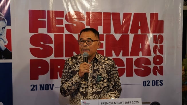 Sutradara Garin Nugroho menerima penghargaan  Officier dans l’Ordredes Arts et des Lettres dari Kementerian Kebudayaan Prancis (Istimewa)