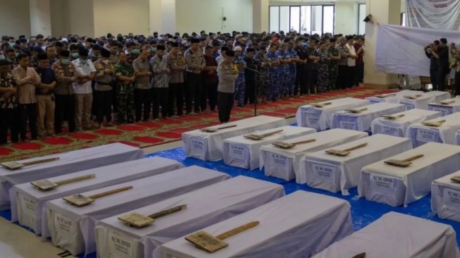 24 Korban Banjir Bandang Tak Teridentifikasi Disalatkan di Masjid Raya Sumbar, Dimakamkan di Padang