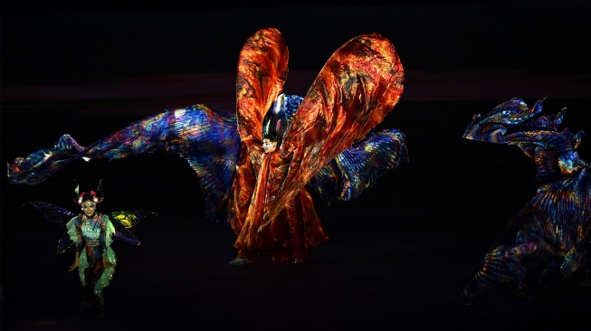 Sejumlah penari tampil dalam pembukaan SEA Games 2025 di Stadion Rajamangala, Bangkok, Thailand, Selasa (9/12/2025). [ANTARA FOTO/Nova Wahyudi/sgd/foc]