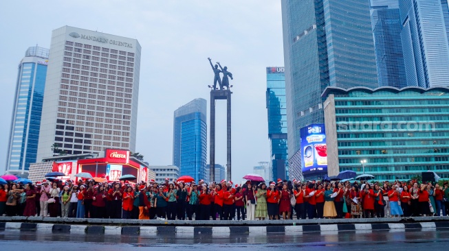 Umat Kristiani bernyanyi saat acara Christmas Carol Colossal di Bundaran HI, Jakarta, Kamis (11/12/2025). [Suara.com/Alfian Winanto]
