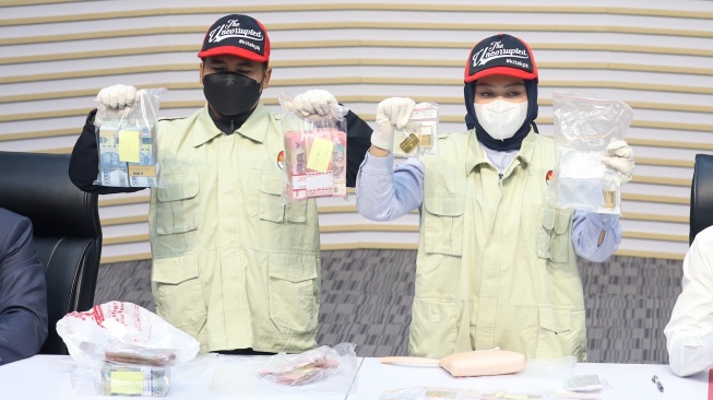 Petugas menampilkan barang bukti kasus korupsi yang melibatkan Bupati Lampung Tengah Ardito Wijaya saat konferensi pers di Gedung Merah Putih KPK, Jakarta, Kamis (11/12/2025). [Suara.com/Alfian Winanto]
