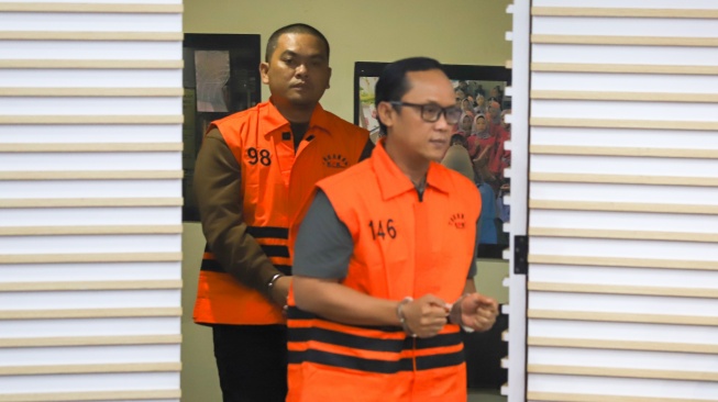 Bupati Lampung Tengah Ardito Wijaya mengenakan rompi tahanan usai menjalani pemeriksaan di Gedung Merah Putih KPK, Jakarta, Kamis (11/12/2025). [Suara.com/Alfian Winanto]