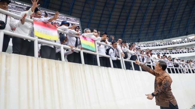 Terbanyak di Indonesia, Gubernur Ahmad Luthfi Serahkan SK Kepada 13 Ribu Orang PPPK Paruh Waktu