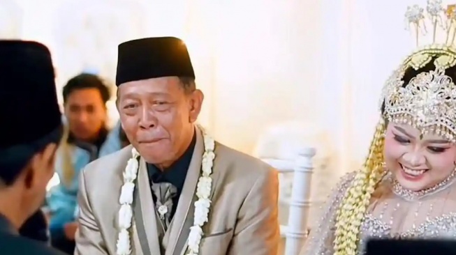 Cinta Buta Mbah Tarman: Mahar Rp3 Miliar Terbukti Palsu, Kini Resmi Pakai Baju Tahanan