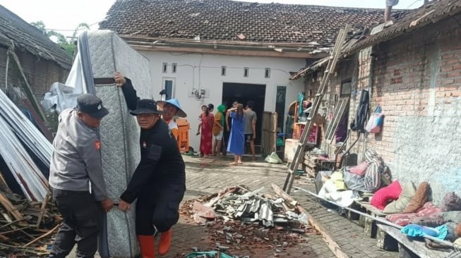 2 Desa di Bojonegoro Diterjang Puting Beliung, Puluhan Rumah Rusak hingga Warga Mengungsi