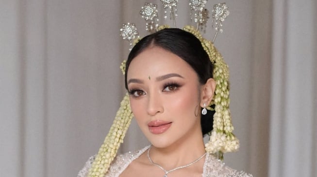 Intip Detail Makeup Amanda Zahra di Hari Pernikahan, Semuanya dari Produk Lokal