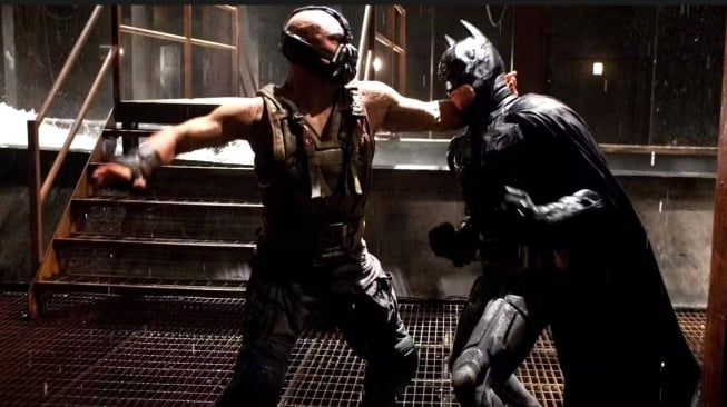 Pertaurangan Bane vs Batman bisa Anda saksikan dalam film The Dark Knight Rises, yang akan tayang Kamis (11/12/2025) malam ini pukul 21.00 WIB di Trans TV. [YouTube]
