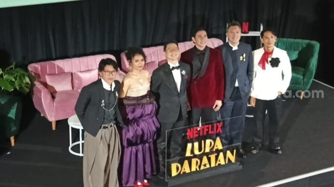 Konferensi pers film Lupa Daratan yang dihadiri Vino G. Bastian, Ernest Prakasa, Dea Panendra hingga Agus Kuncoro di Senayan, Jakarta Pusat pada Rabu, 10 Desember 2025. [Suara.com/Rena Pangesti]