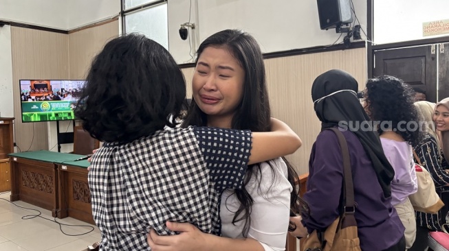 Doa Ibu Jelang Sidang Vonis Laras Faizati: Semoga Anak Saya Bebas dan Hidupnya Kembali!