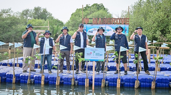 Aksi Sukarelawan Karyawan Telkom Lestarikan Alam Lewat Penanaman Mangrove