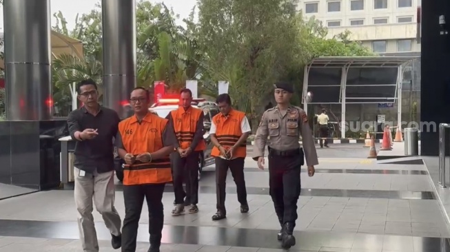 Tertunduk Lesu, Momen Perdana Bupati Lampung Tengah Ardito Wijaya Pakai Rompi Oranye Tahanan KPK