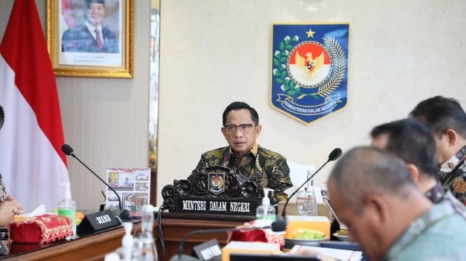 Mendagri dalam Rapat Bersama Kepala Daerah, Kepala Dinas Pemadam Kebakaran (Damkar), dan Kepala Dinas Penanaman Modal dan Pelayanan Terpadu Satu Pintu (DPMPTSP) terkait Sosialisasi Larangan ke Luar Negeri, Kesiapan Menghadapi Nataru, dan Kesiapan Menghadapi Bencana, yang digelar secara daring dari Kantor Pusat Kementerian Dalam Negeri (Kemendagri) (Dok: Kemendagri)
