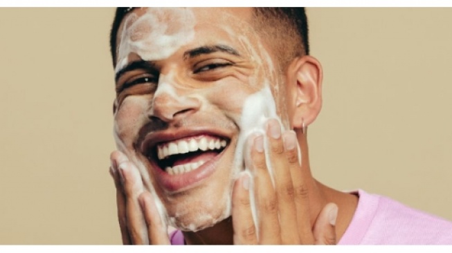 Wajah Kusam Hilang! 5 Sabun Cuci Muka Pria Terbaik untuk Kulit Cerah Seketika
