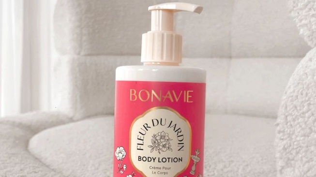 Body lotion yang bagus untuk mengatasi kulit belang. (Shopee)