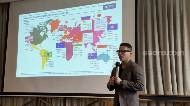 Ekonom Senior UI, Fithra Faisal Hastiadi di acara bertajuk Optimisme Pertumbuhan Ekonomi Indonesia 2026 yang digelar di Jakarta pada Kamis (11/12/2025). [Suara.com/Dicky Prastya]