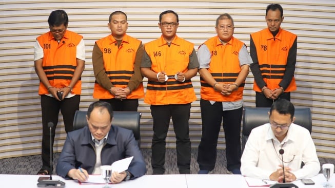 Bupati Lampung Tengah Ardito Wijaya mengenakan rompi tahanan usai menjalani pemeriksaan di Gedung Merah Putih KPK, Jakarta, Kamis (11/12/2025). [Suara.com/Alfian Winanto]