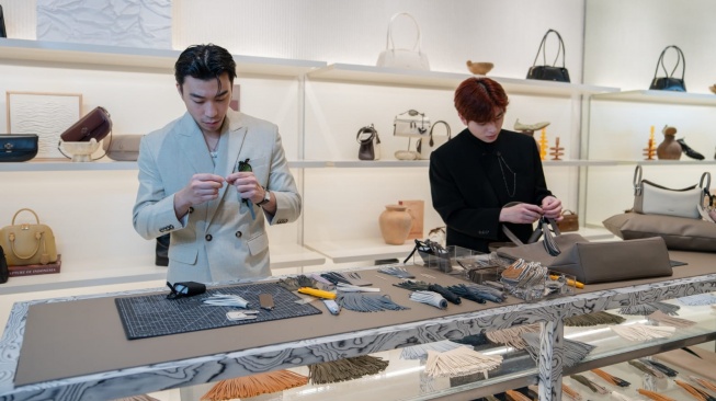 Dari Boots Hingga Backpack: Tren Warna Wajib untuk Tampilan Musim Dingin yang Kuat dan Tenang