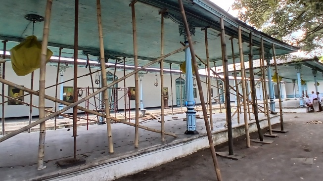 Miris! Kondisi Bangsal Pradonggo Keraton Kasunanan Surakarta sudah Disanggah Puluhan Bambu