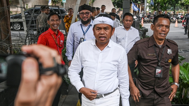 Gubernur Jawa Barat Dedi Mulyadi (tengah) berjalan menuju ruangan setibanya di Gedung Merah Putih KPK, Jakarta, Kamis (11/12/2025). [ANTARA FOTO/Sulthony Hasanuddin/nym]
