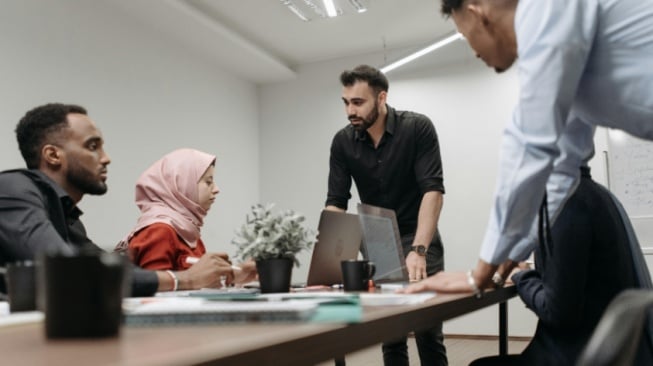 Terlalu Sibuk Kerja Hingga Lupa Kesehatan? Ini Isu 'Tak Terlihat' Pria Produktif yang Berbahaya