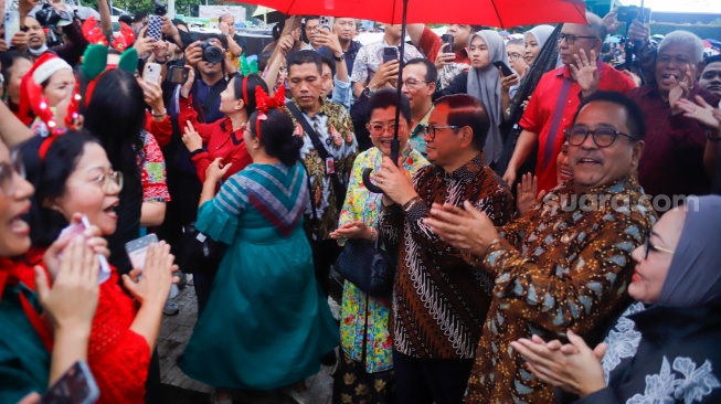 Umat Kristiani bernyanyi saat acara Christmas Carol Colossal di Bundaran HI, Jakarta, Kamis (11/12/2025). [Suara.com/Alfian Winanto]