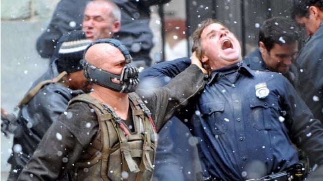 Penampilan Tom Hardy memerankan Bane di film The Dark Knight Rises bisa Anda saksikan pada Kamis (11/12/2025) malam ini pukul 21.00 WIB di Trans TV. [YouTube]
