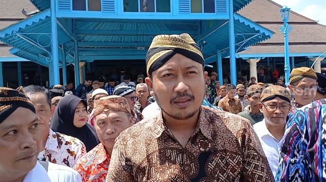 PB XIV Hangabehi dan PB XIV Purboyo saat salat jumat di Masjid Agung Solo. (Suara.com/Ari Welianto).