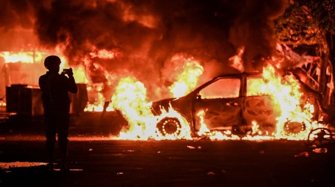 Malam Mencekam di Kalibata: Mobil dan Kios Dibakar Massa Usai Pengeroyokan Mata Elang