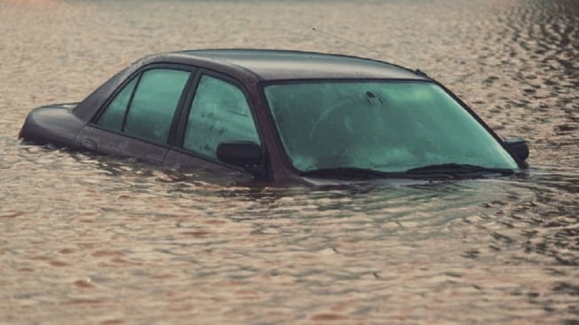 Musim hujan yang ekstrim hingga menimbulkan banjir membawa dampak buruk untuk mobil [Istimewa]