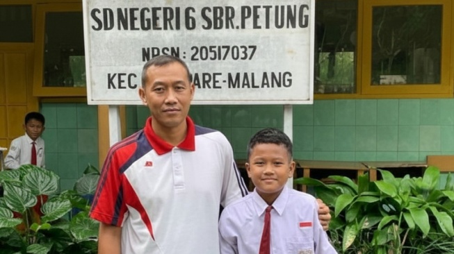 Viral Kisah Guru Mengajar Satu Murid di SD Malang, Netizen Terenyuh: Sama-sama Hebat!