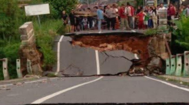 Kondisi Terkini Jembatan Kelekar Prabumulih: Ambruk Dihantam Arus Deras, Akses Masih Terputus