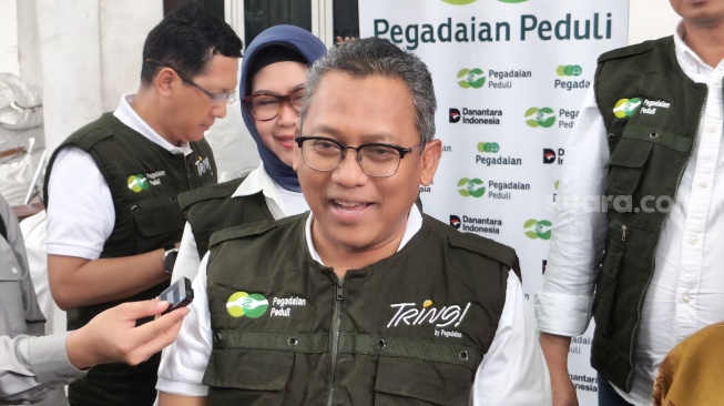 Dirut Pegadaian Serahkan Bantuan untuk Korban Bencana Sumut