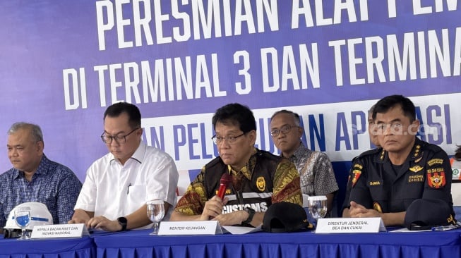 Menteri Keuangan Purbaya Yudhi Sadewa saat konferensi pers di Terminal Operasi 3 IPC TK, Tanjung Priok, Jakarta, Jumat (12/12/2025). [Suara.com/Dicky Prastya]
