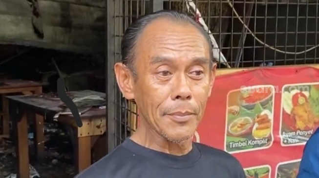 Salah satu pemilik kios yang dibakar matel di Kalibata, Jakarta Selatan. (Suara.com/ M. Yasir)