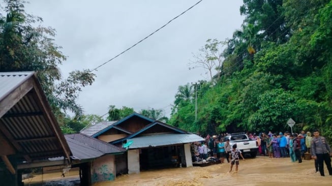 Ratusan Rumah Luluh Lantak, Pemkab Agam Membutuhkan 525 Huntara Bagi Korban Banjir