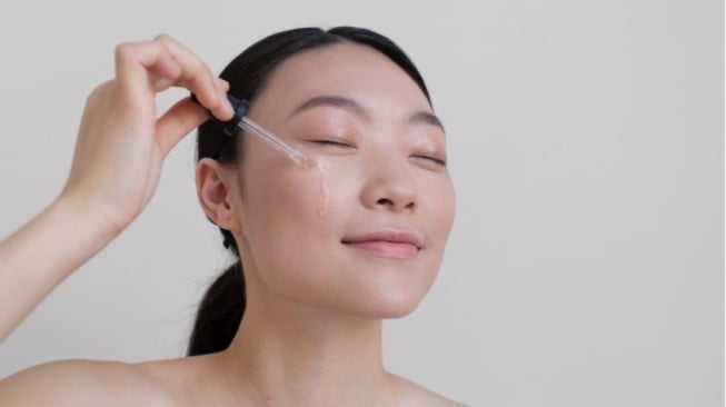 Mulai dari Retinol hingga Diamond, Ini 3 Pilihan Serum Anti-Aging Somethinc