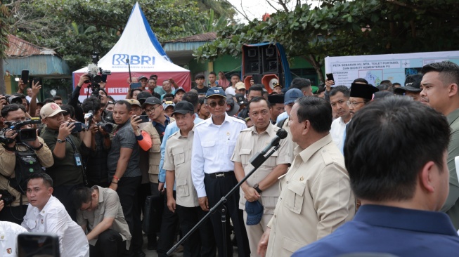 Tinjau Langsung Pengungsi di Langkat, Janji Prabowo: Kami Tak Akan Tinggalkan Kalian Sendiri