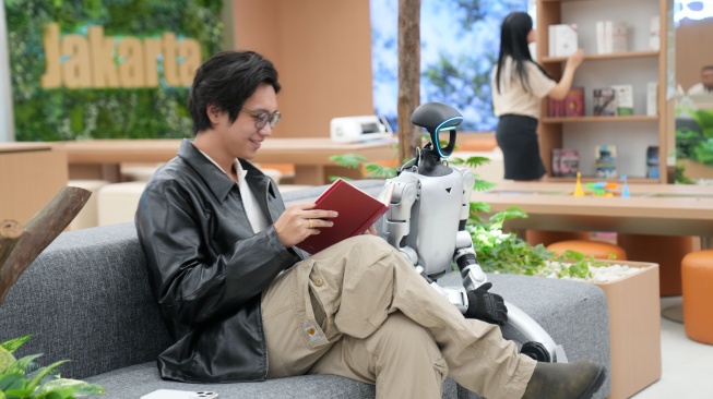 Oppo Sulap Flagship Store Ini Jadi "Third Living Space" Futuristik Lengkap dengan Robot AI!