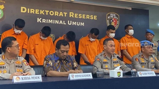 Polda Metro Jaya menetapkan enam anggota Satuan Pelayanan Markas (Yanma) Mabes Polri sebagai tersangka dalam kasus pengeroyokan yang menewaskan dua mata elang (matel), MET dan NAT, di Kalibata, Jakarta Selatan. (Suara.com/M. Yasir)