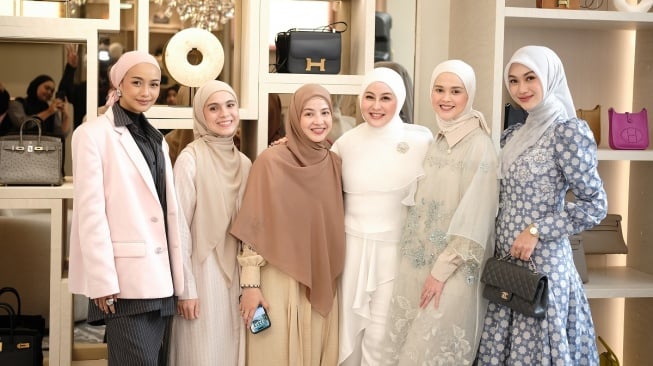 Sejumlah artis seperti Cut Meyriska, Natasha Rizki, hingga Nycta Gina hadir di acara perkenalan House of Zeta. [Instagram]