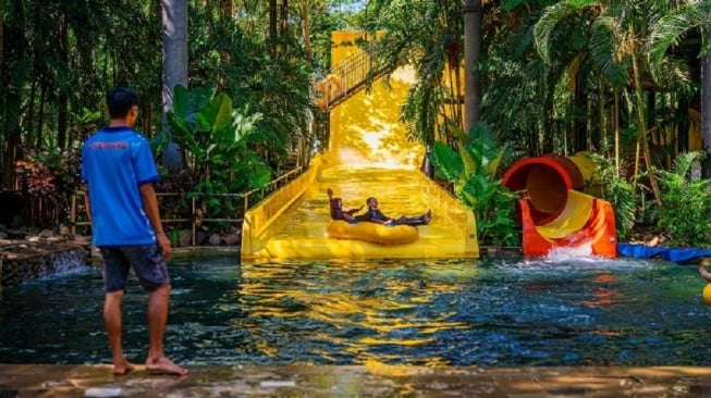 Wisatawan menikmati wahana bermain air di Bugis Water Park Makassar [SuaraSulsel.id/Istimewa]