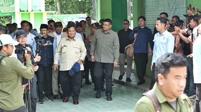 Tinjau Lokasi Pengungsian Langkat, Prabowo Pastikan Terus Pantau Pemulihan Bencana di Sumut