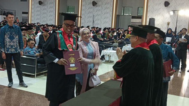 Balas Dendam Akademis Uya Kuya: Rumah Dijarah Akibat Hoax, Kini Lulus S2 Hukum IPK 3,72