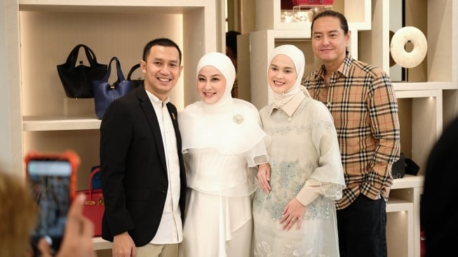 Roger Danuarta dan Cut Meyriska ikut hadir di acara perkenalan House of Zeta. [Instagram]