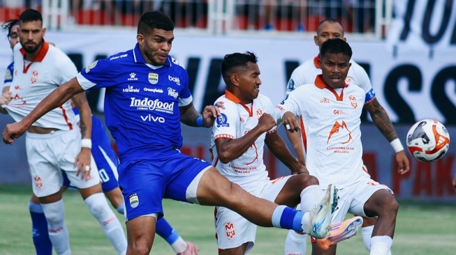 Tren Enam Kemenangan Persib Hancur di Tangan MU, Begini Kata Pengganti Bojan Hodak