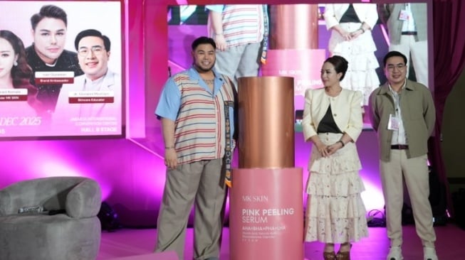 MK SKIN meluncurkan Pink Peeling Serum di JakartaXBeauty 2025 (Dok. Istimewa)