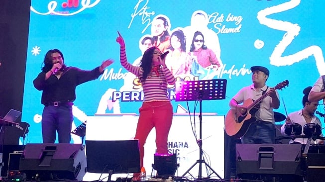 Dari Lagu Galau sampai Paduan Suara Massal, Romaria Simbolon Guncang Bekasi Bareng Petrus Gea