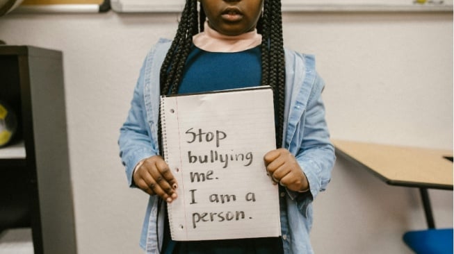 Peer Preasure dan Norma Feminitas: Ketika Bullying Halus Menyasar Perempuan